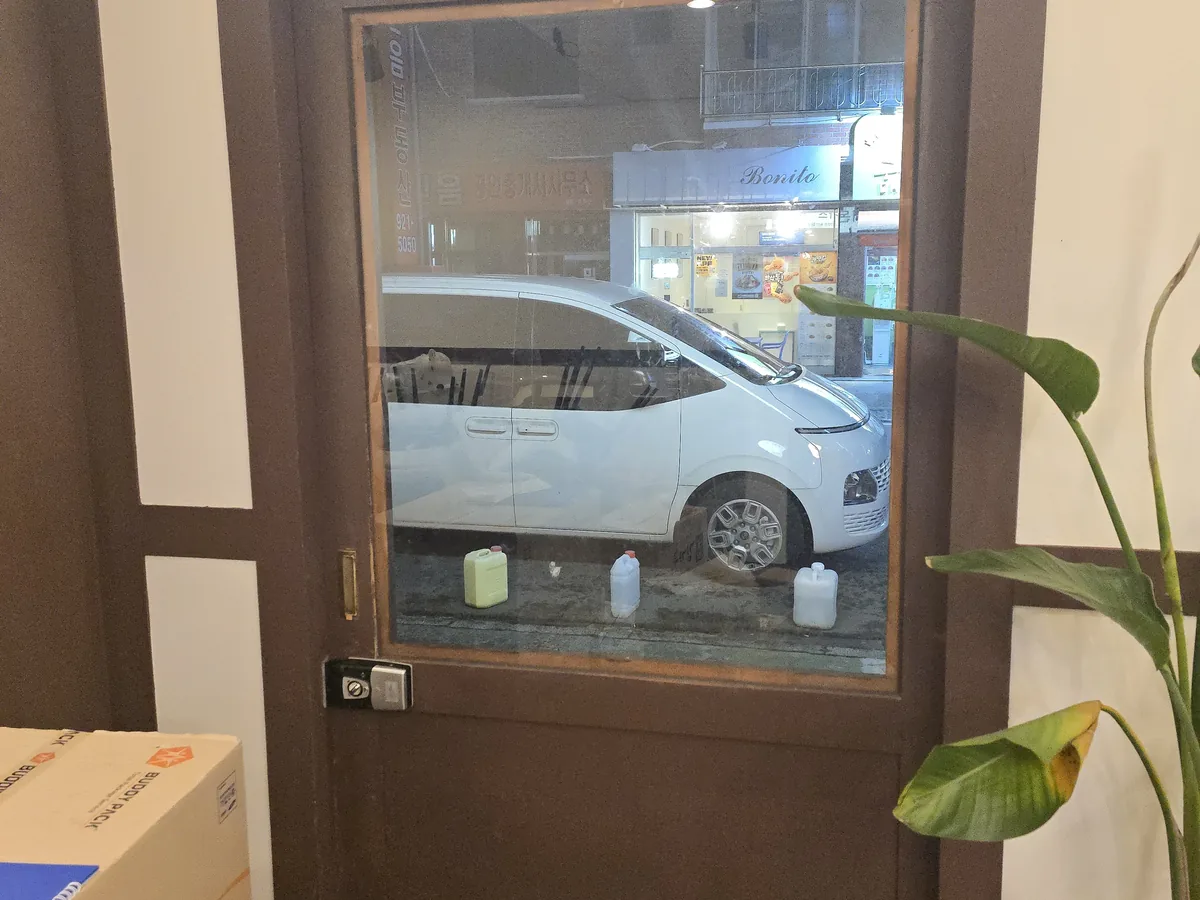 경첩과 레일 정비 후 안정적으로 닫힌 상가 출입문 시공 후 모습