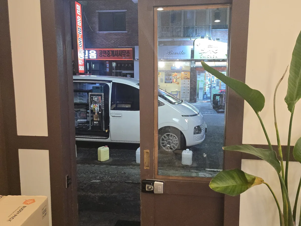 골목 쪽으로 열려 있는 상가 출입문 시공 전 모습