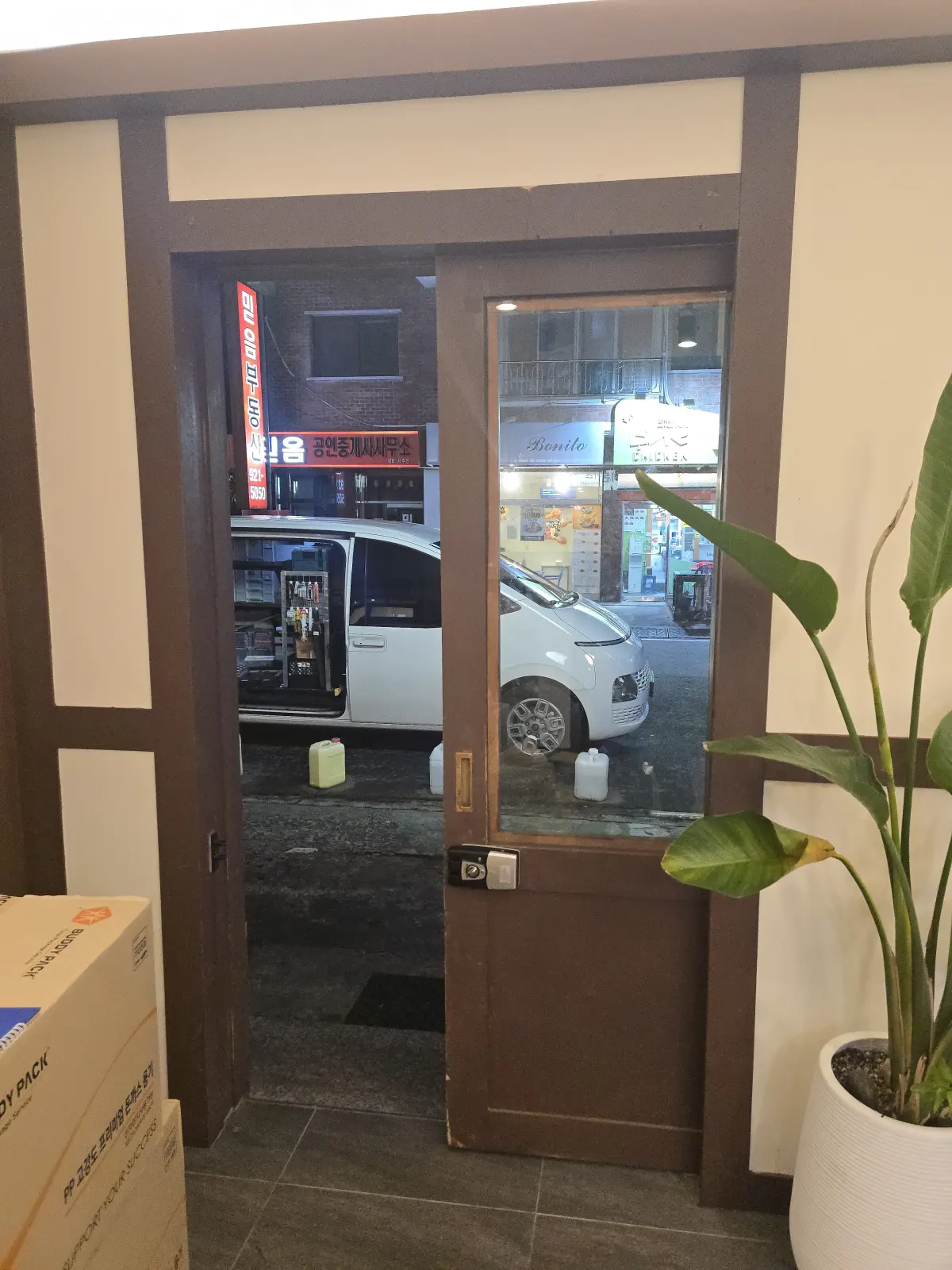 문이 열려 있는 상가 출입문 수리 전 모습