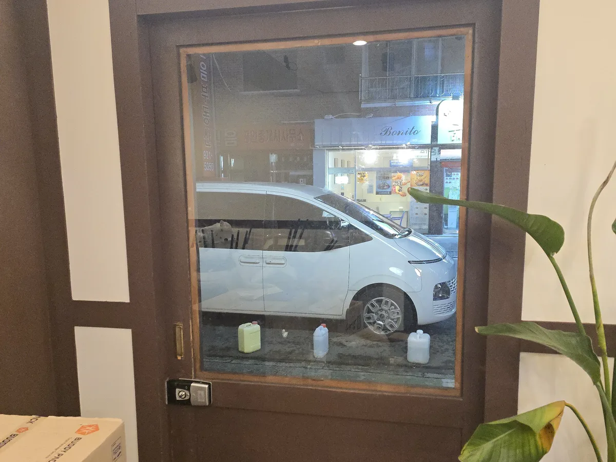 롤러 높이 조정 후 문이 바닥에 닿지 않고 매끄럽게 닫힌 시공 후 모습