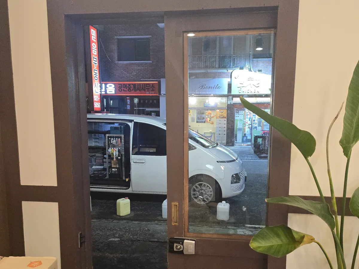 출입문이 열려 있고 문 하단이 바닥에 닿을 듯 가까운 시공 전 모습