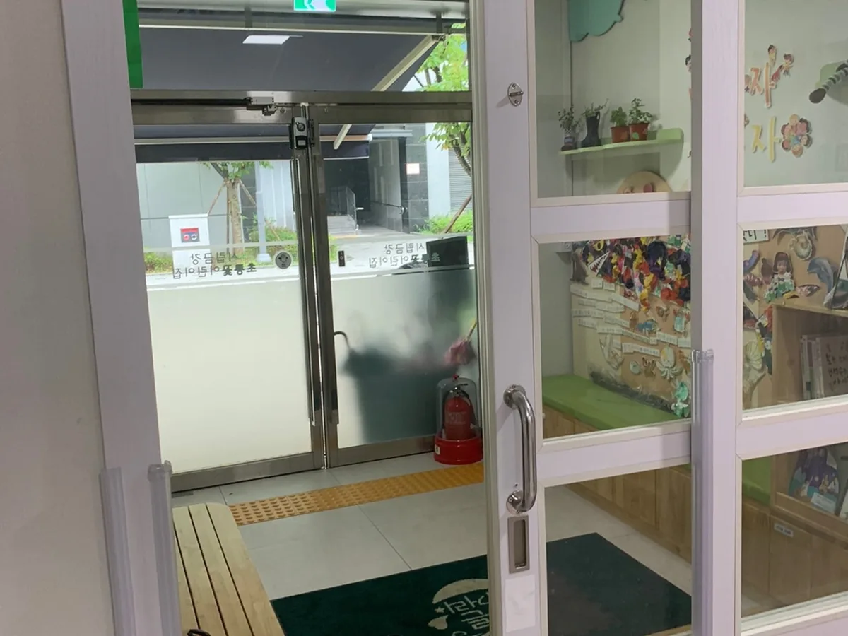 상가 중문을 열어 안쪽 공간이 보이는 시공 전 모습