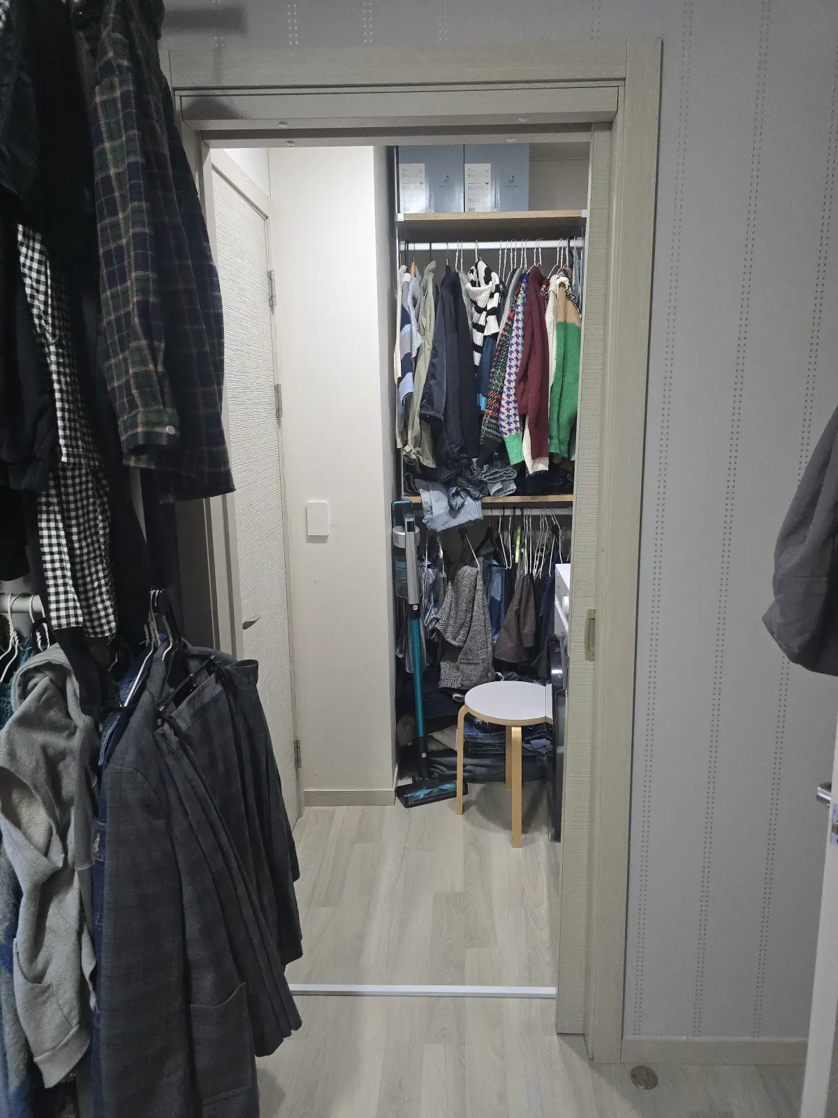 옷이 수납된 드레스룸 문이 열려 있는 수리 전 모습