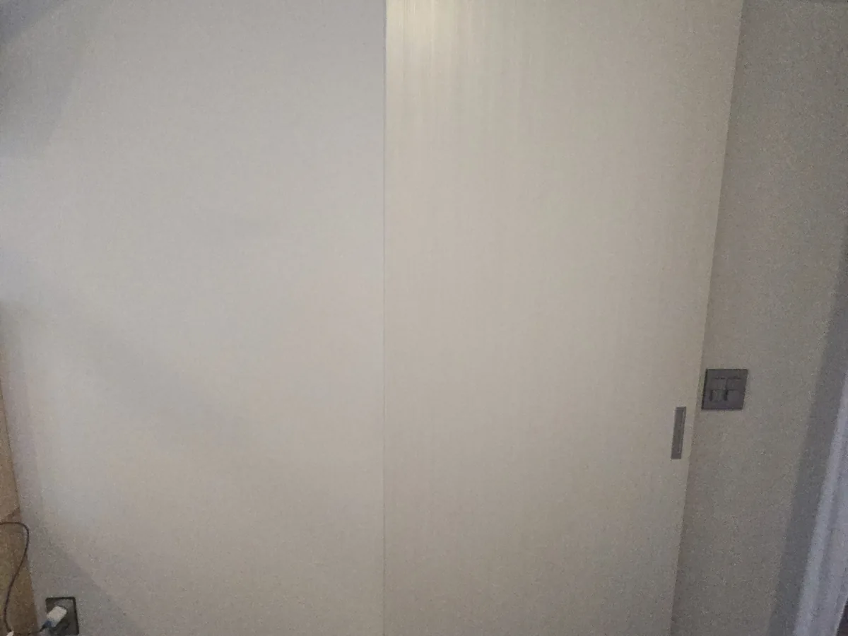 롤러 정비 후 매끄럽게 닫힌 요양시설 중문 시공 후 모습