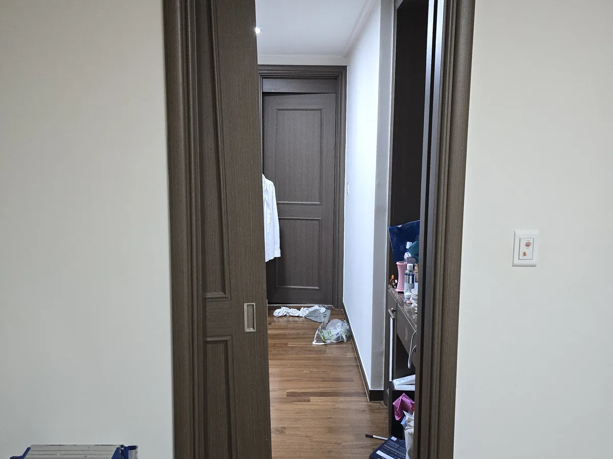 옷방 쪽으로 열려 있는 미닫이문 시공 전 모습