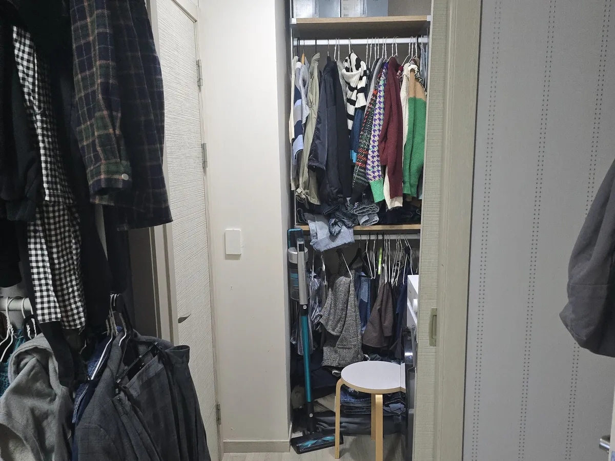 미닫이문이 열려 안쪽 옷걸이 공간이 보이는 시공 전 모습