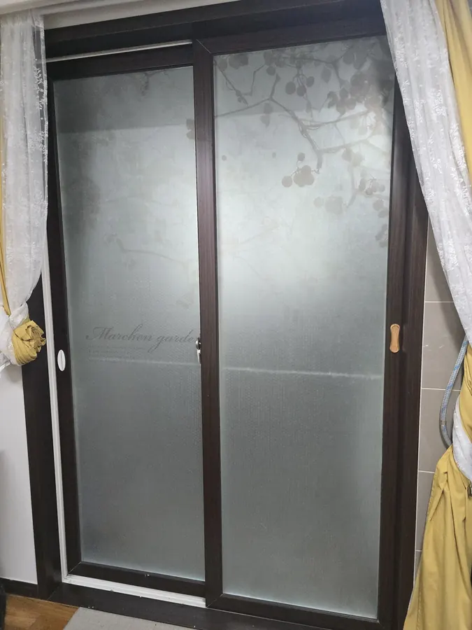 양쪽 문짝이 함께 매끄럽게 닫히는 다용도실 유리 미닫이문 수리 후 모습