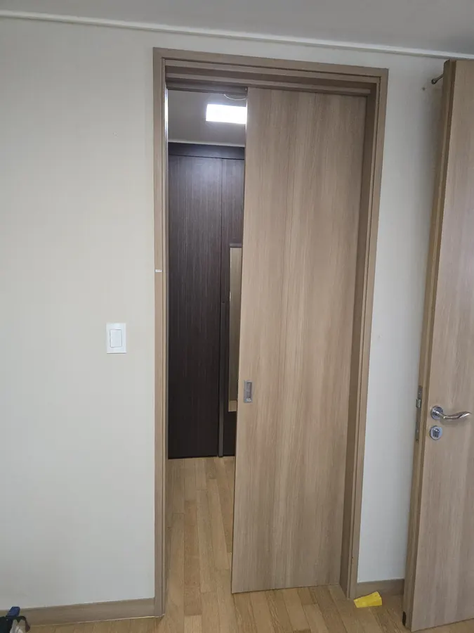 상단 트랙이 프레임과 어긋나 보이던 드레스룸 미닫이문 수리 전 모습